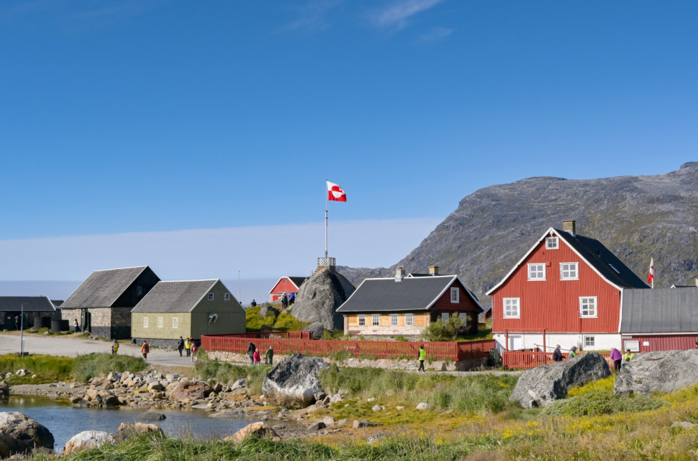 Trump sends the army - occupies Greenland? VIDEO