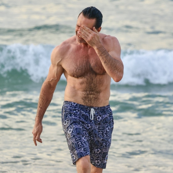 Holivudskom zavodniku razvod prija: Ne prestaje da pokazuje isklesane trbušnjake na plaži FOTO