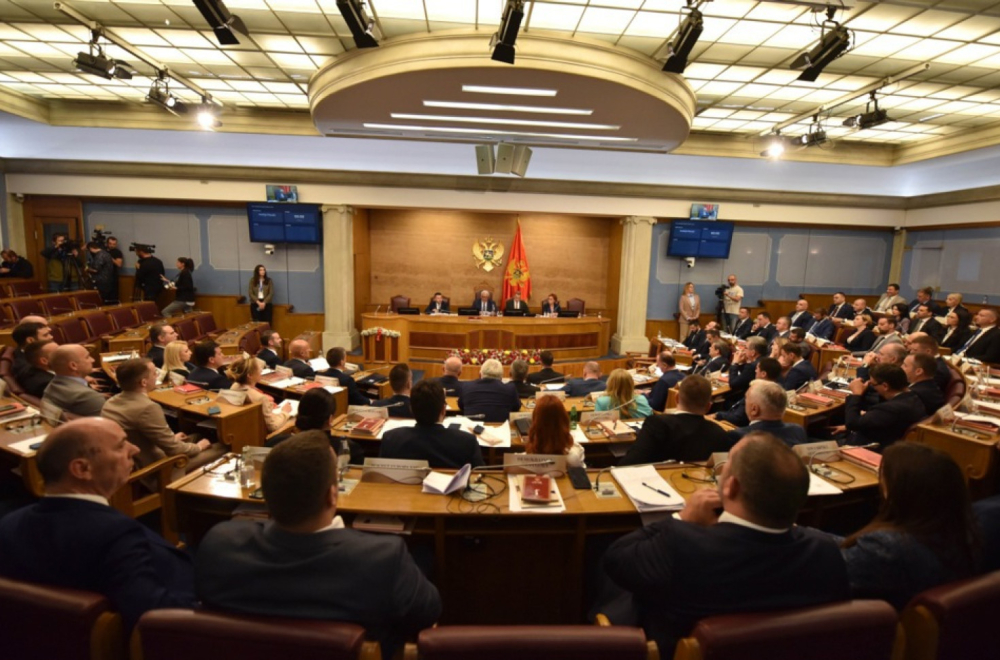 Burno u parlamentu Crne Gore: Napali Spajića, Mandić reagovao