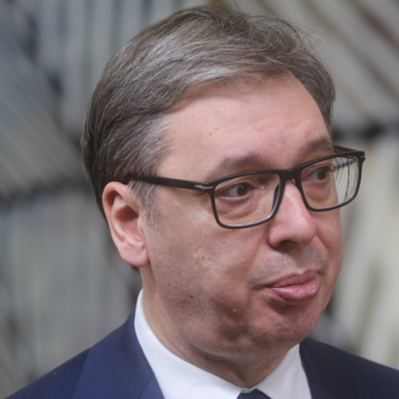 Vučić gost u "Ćirilici"