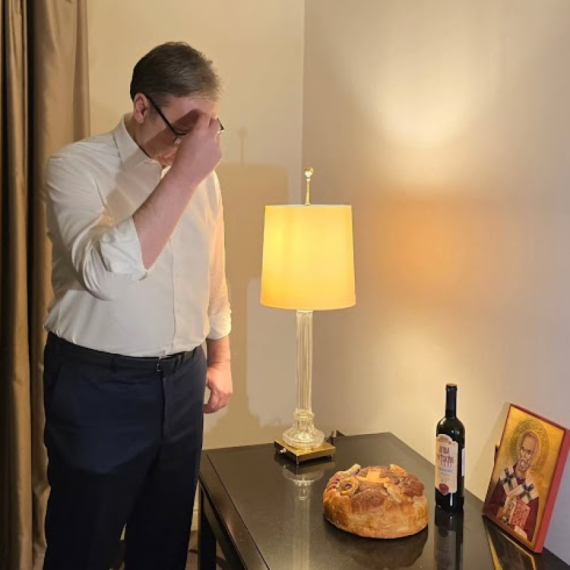 Vučić čestitao Svetog Nikolu: Posle teškog dana našao sam snagu u ikoni našeg sveca FOTO