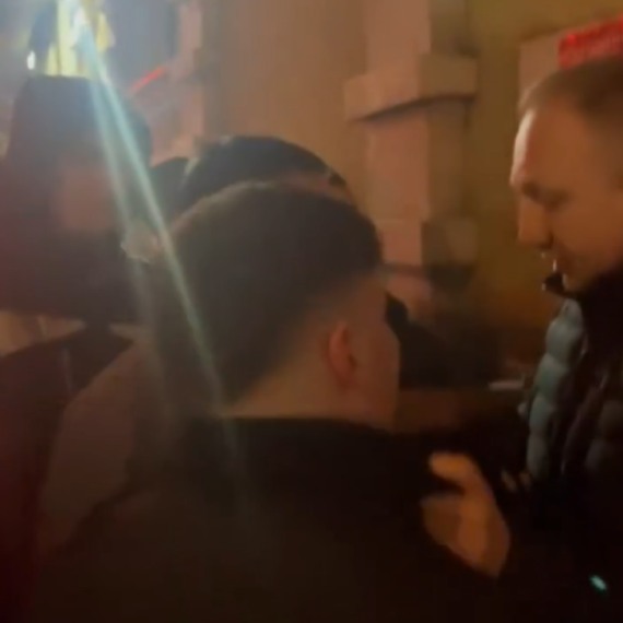 Djilas physically attacks young people: "Why hasn't he been arrested yet?"; SPS: We condemn violence VIDEO
