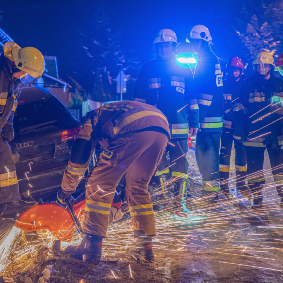 Teška saobraćajka: Povređeno dete, automobil potpuno uništen FOTO