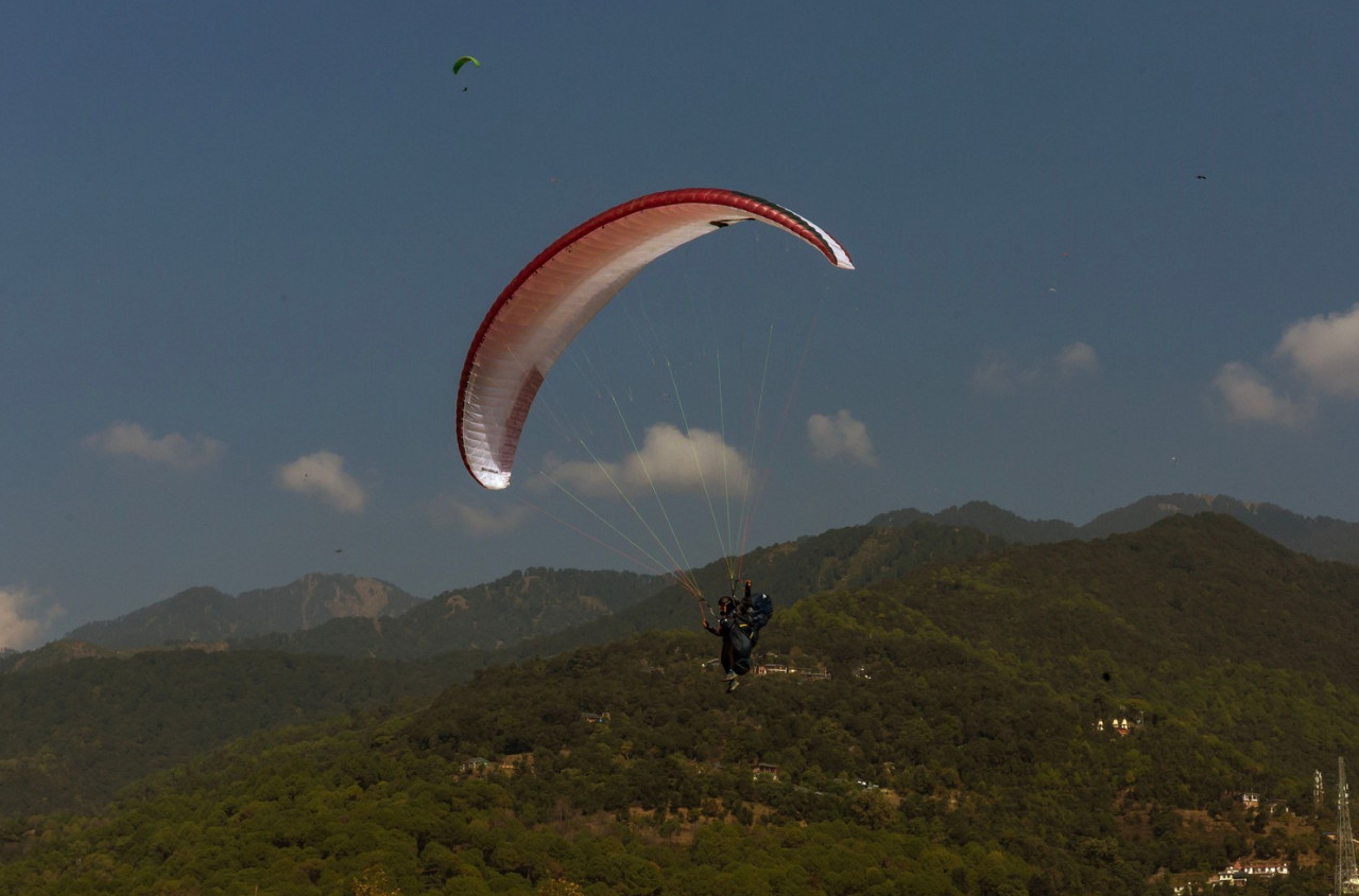 Pilot paraglajdera ostao zaglavljen u krošnji; Gorska služba pritekla u pomoć FOTO