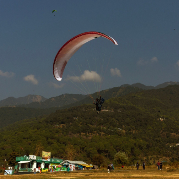 Pilot paraglajdera ostao zaglavljen u krošnji; Gorska služba pritekla u pomoć FOTO