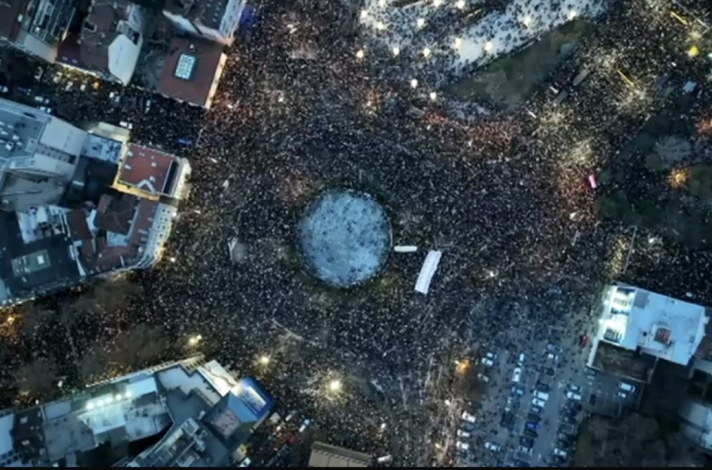 A CIA expert on overthrowing the government supported the opposition's protest