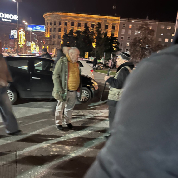 Srđan Milivojević sa Aleksićem ispred Skupštine Srbije FOTO