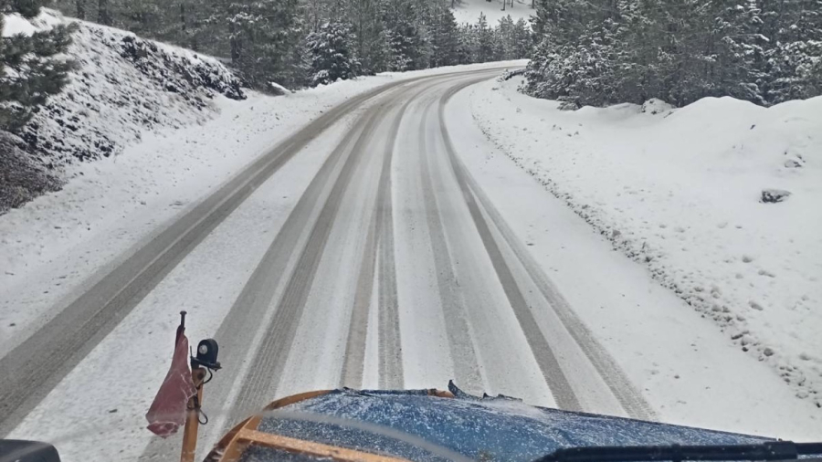 Sneg pravi haos: Zabranjen saobraćaj za šlepere, 30 jedinica i teška mašinerija upućeni na teren FOTO