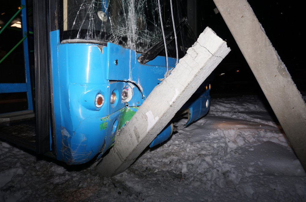 Ukrajinci pogodili školski autobus: Teško povređen vozač i petoro dece FOTO
