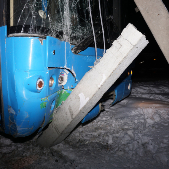 Ukrajinci pogodili školski autobus: Teško povređen vozač i petoro dece FOTO