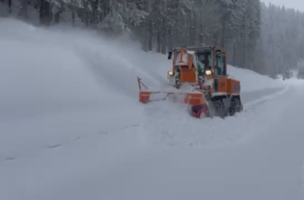 Srpska planina zavejana, sneg pada 20 sati; Teška borba putara, ovuda ne idite FOTO/VIDEO