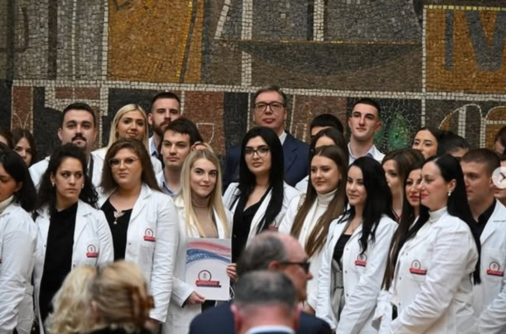 Vučić handed over employment contracts to the best medical students; "I'm proud" PHOTO/VIDEO