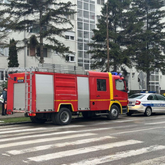 Saobraćajna nezgoda u Lazarevcu: Automobil sleteo sa nadvožnjaka