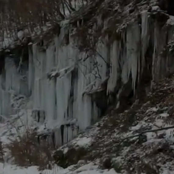 Neverovatna ledena atrakcija u selu kod Ivanjice: Ogromne ledenice oduzimaju dah FOTO