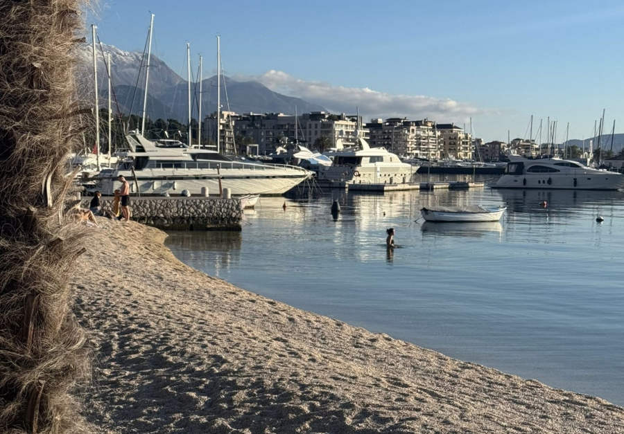 Ovo mesto u Crnoj Gori turistima prodaju kao novu Ibicu, samo za mnogo manje para