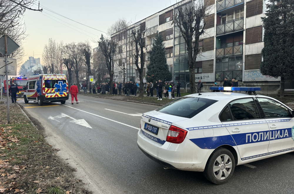 Nesreća kod Niša: Auto sleteo sa puta i prevrnuo se; Vatrogasci izvlače povređene