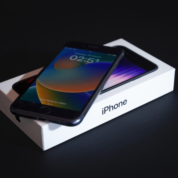 Novi iPhone SE liči na sve i svašta