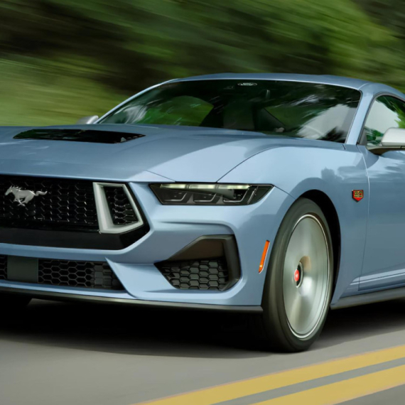 Okreće se kolo sreće: Benzinski Mustang ostavio strujaše daleko iza sebe