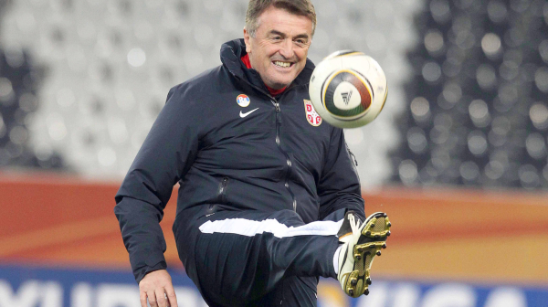 Odata počast Radomiru Antiću: Njegova ćerka izvela početni udarac na meču Atletika VIDEO