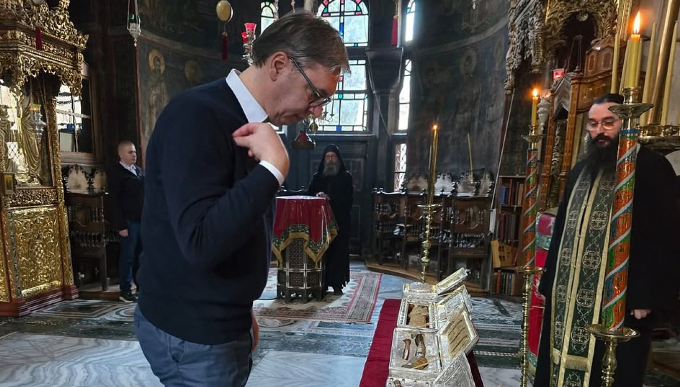 Vučić sa Hilandara čestitao građanima Božić VIDEO