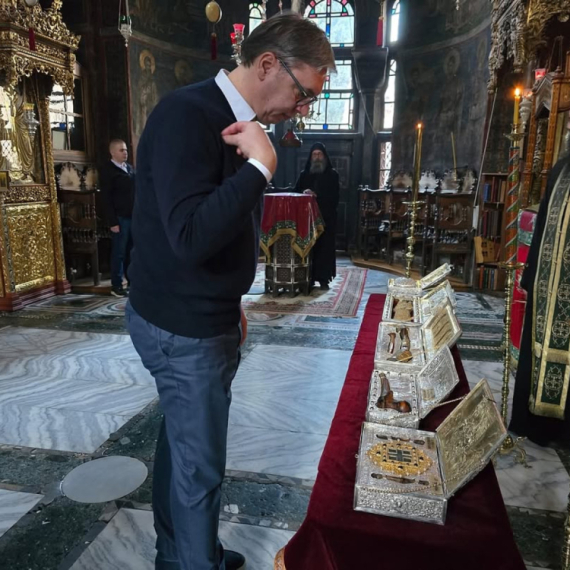 Vučić sa Hilandara čestitao građanima Božić VIDEO