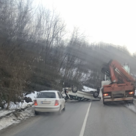 Teška saobraćajna nezgoda: Automobil prevrnut na krov FOTO