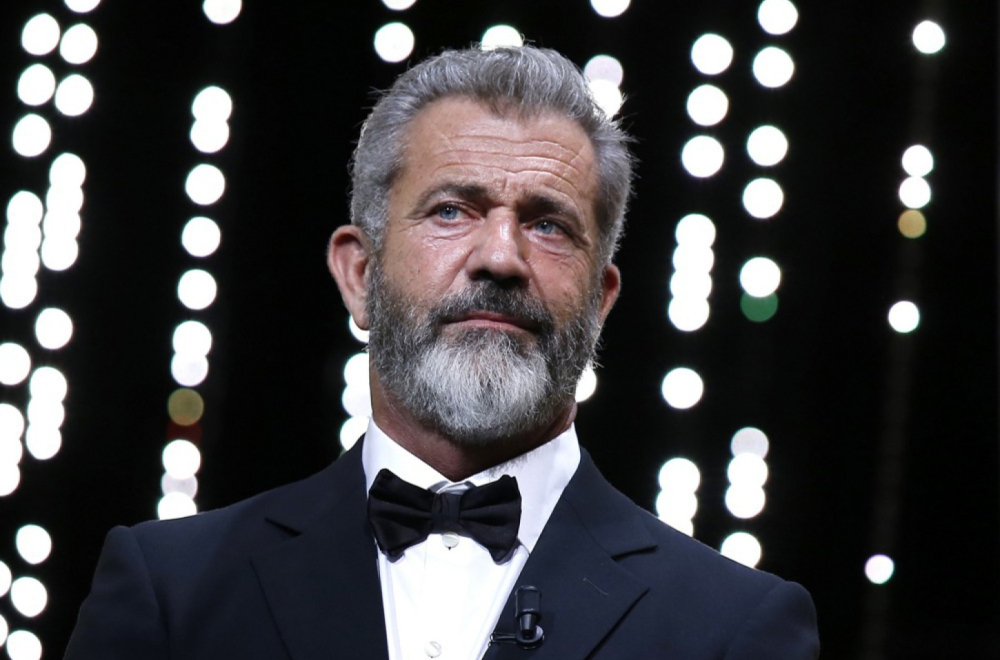 Neverovatna scena sa Svete Gore: Mel Gibson pozira pored slike generala Draže Mihailovića FOTO