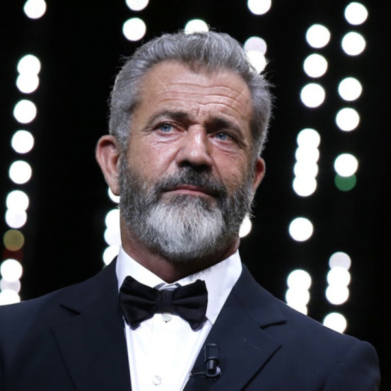 Neverovatna scena sa Svete Gore: Mel Gibson pozira pored slike generala Draže Mihailovića FOTO