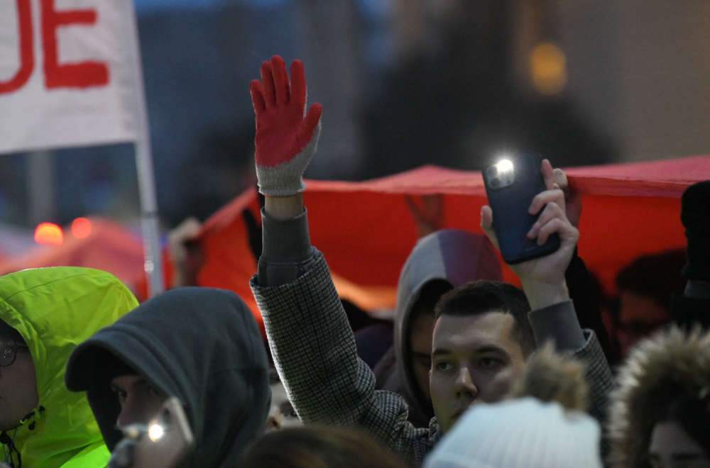 Šolak preko svoje firme "Shoppster" studentima prodaje pištaljke i crvene rukavice FOTO