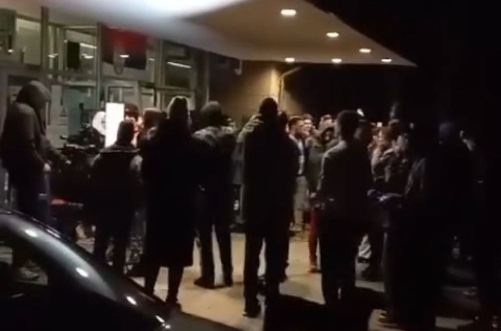 Blokaderi se okupili ispred TV na kojoj je gostovao Vučić, on im poručio: "Čujem da im kasni ton"