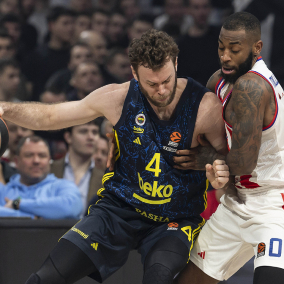 Kraj Zvezdinog niza - Fener trojkama utišao Arenu; Hejs-Dejvis o učiteljima srpskog, Janis o odbrani i zidu