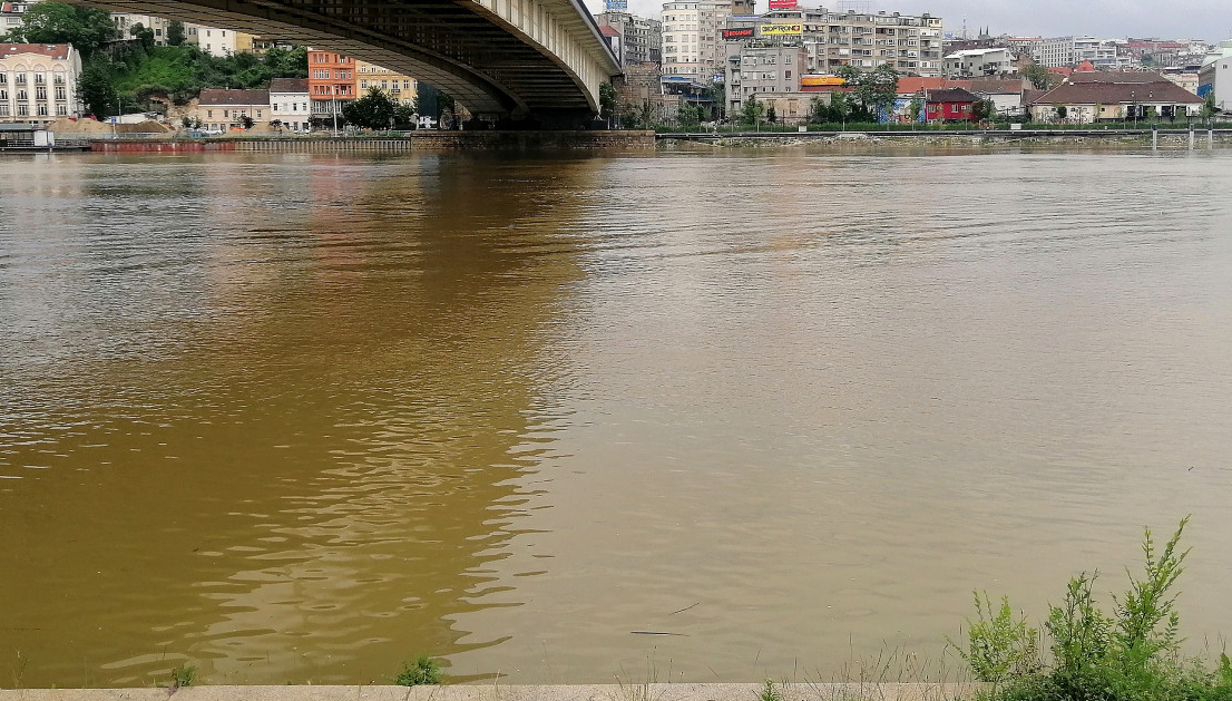Šapčanin na obali Save pronašao stari kofer – hitno intervenisala policija; Odmah je uništen