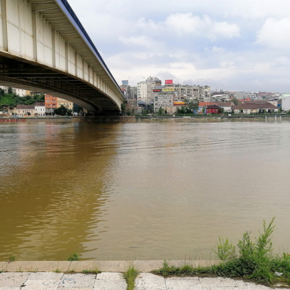 Šapčanin na obali Save pronašao stari kofer – hitno intervenisala policija; Odmah je uništen