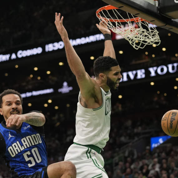 Tejtum nosio Boston, Edvards utišao "Medison Skver Garden" VIDEO
