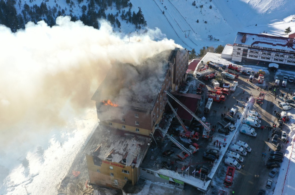 Vatra progutala hotel u poznatom skijalištu: Raste broj žrtava FOTO/VIDEO