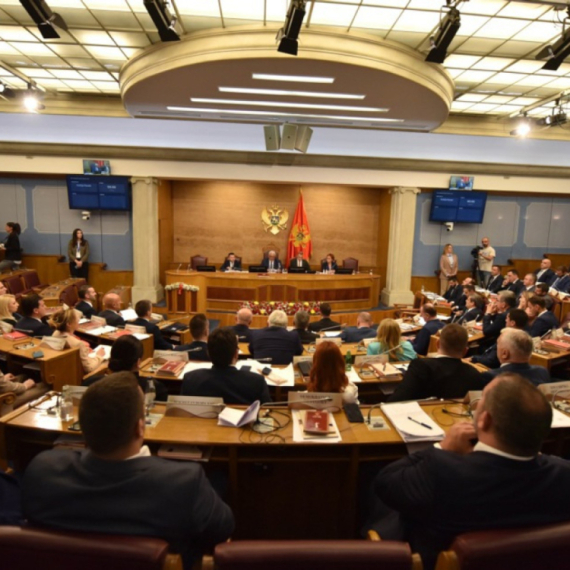 Haos u Skupštini Crne Gore: Sednica prekinuta; Poslanici DPS-a opkolili sto predsedavajućeg