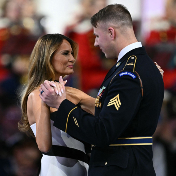 I Melanija Tramp je prigrlila omiljeni trend: Pogledajte joj samo nokte FOTO
