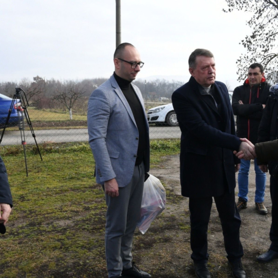 The Serb List delegation visited the Ostojić and Komatović families in the village of Osojane PHOTO