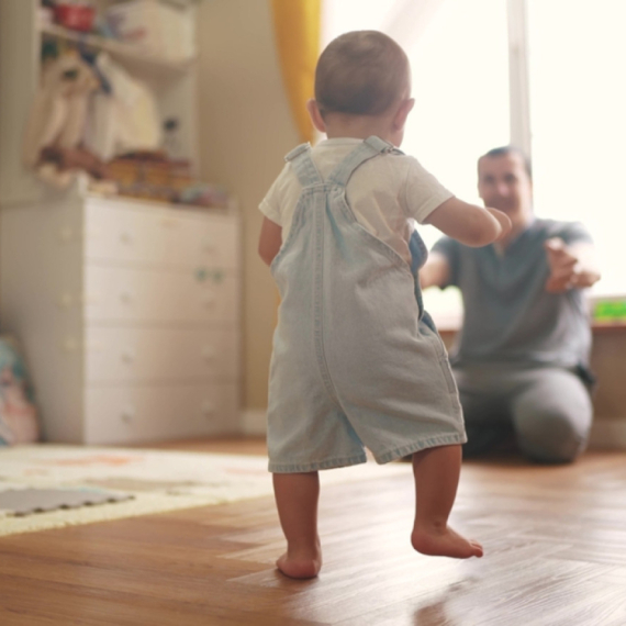 Zbog čega dete hoda na prstima: Do ove godine je to normalno, a kasnije ukazuje na problem
