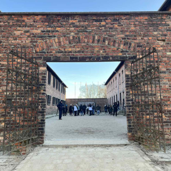 Kolone posetilaca, a tišina nikad glasnija: Koracima najvećeg zločina ljudske istorije FOTO