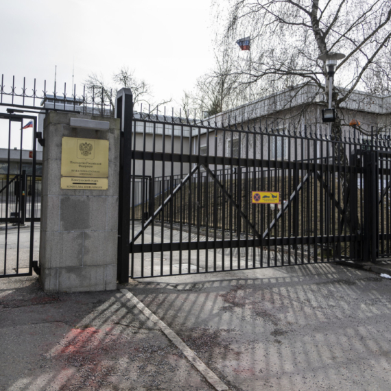 Napad na rusku ambasadu: Muškarac se automobilom zakucao u kapiju