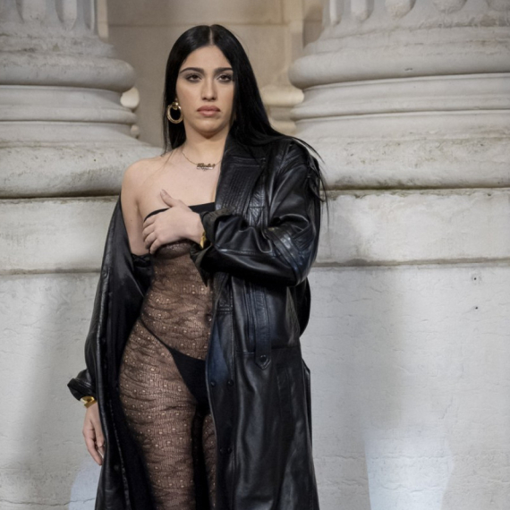 Raskopčala mantil i otkrila sve: Madonina ćerka gola na reviji u Parizu FOTO