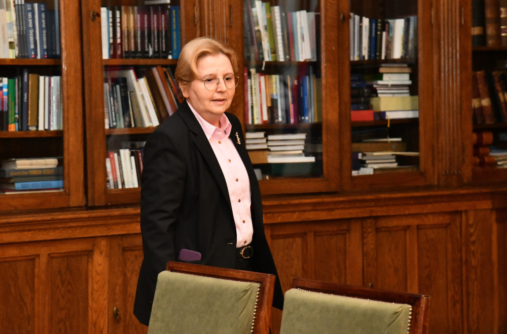 Zagorka Dolovac invites students to a meeting as soon as possible in order to clarify certain requirements