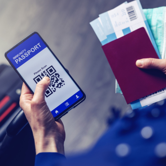 Da li carinik sme da traži otključavanje mobilnog telefona i čita vaše poruke: Šta kaže zakon?