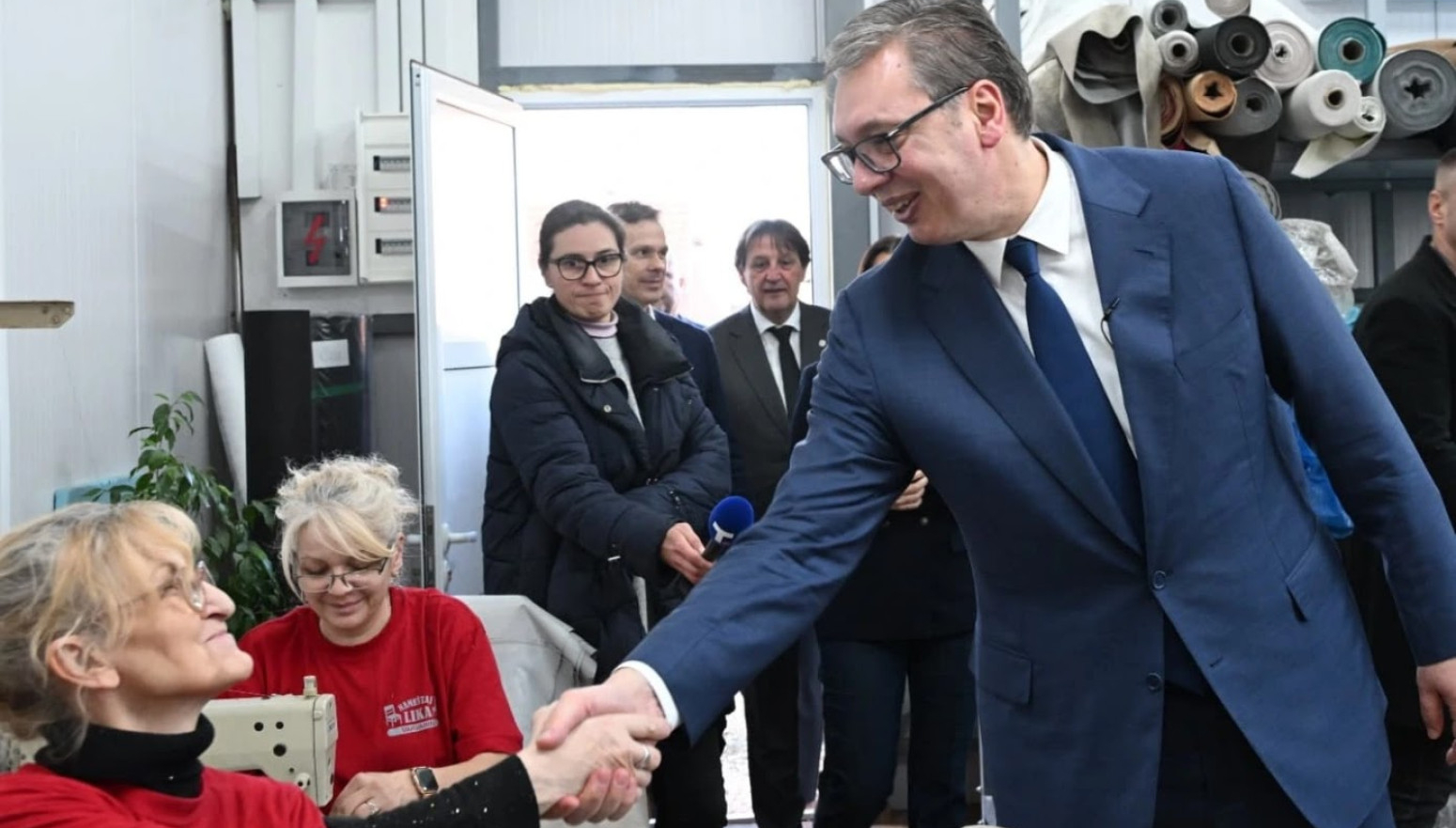Vučić obišao fabriku nameštaja u Varvarinu: Ovakvi ljudi održavaju našu zemlju FOTO