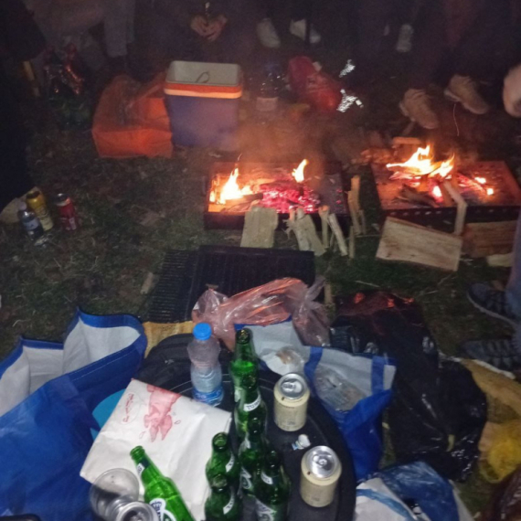 Ovako "studenti" tuguju u Novom Sadu: Objavljeni snimci; Uz muziku i hranu žale FOTO/VIDEO