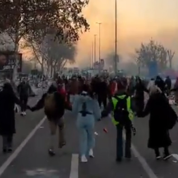 Jutros u Novom Sadu za 15 poginulih žale uz Užičko kolo VIDEO
