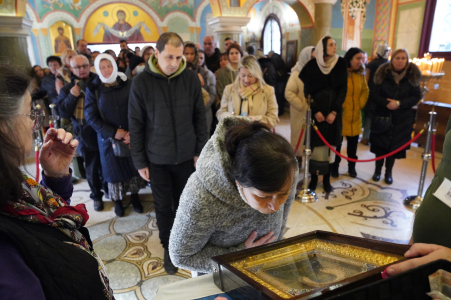 Građani se okupili da vide čudotvornu ikonu u Beogradu: Svakom ko je dotakne dešava se nešto neverovatno FOTO