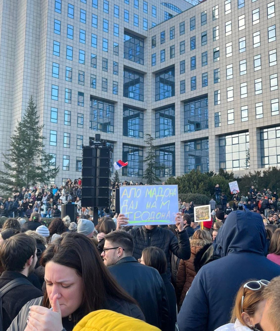 Transparent na protestu u Novom Sadu: Alo Madona daj nam trodona FOTO