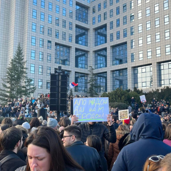 Transparent na protestu u Novom Sadu: "Alo Madona daj nam trodona" FOTO